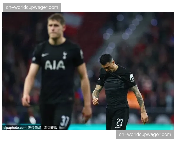 镜头聚焦：哈维-西蒙斯被换下时与主教练激烈交流